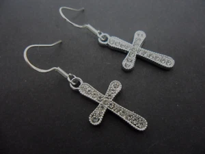 A PAIR OF CRYSTAL CROSS EARRINGS WITH 925 SOLID SILVER HOOKS. NEW.. - Picture 1 of 1