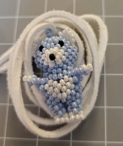 Collar OSO CON CUENTAS A MANO 3D ~ Bebé Azul y Blanco ~ 1" Alto ~ 25" Cordón Blanco - Imagen 1 de 2