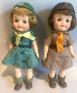 1965 Vintage EFFANBEE Girl Scout & Brownie Dolls-UNIFORMI COMPLETE-ex set condizioni/coppia - Foto 1 di 12