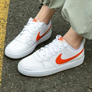 Nike Court Borough Low 2 GS Mädchen Jungen Turnschuhe Größe Uk 4,4,5,5,5,6 - Bild 1 von 10