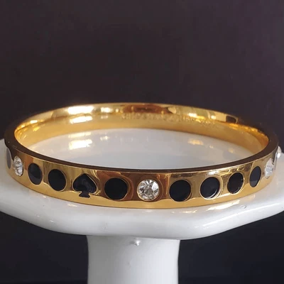 Brazalete Kate Spade Spot the Spade chapado en oro con detalles en negro y cristal Foto 1 de 4