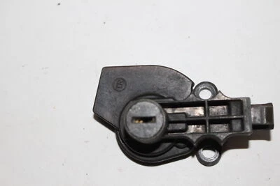 ЗАЩЕЛКА ЗАМКА СИДЕНЬЯ SUZUKI GS550 БЕЗ КЛЮЧА (TIG321) - Изображение 1 из 4