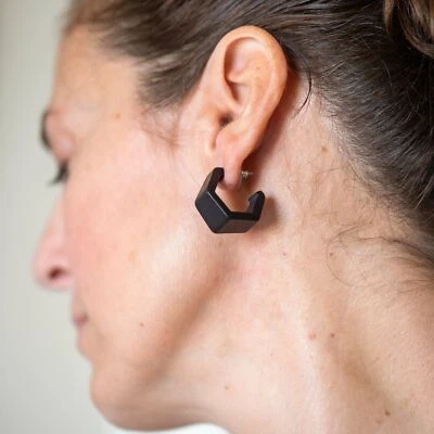 Pendientes de aro geo hexagonales esmerilados negros Foto 1 de 4