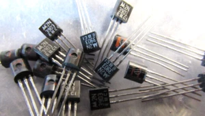 Transistor Motorola NPN 2N3903 GENUINO de colección codificado por colores TO-92, 25 piezas ENVÍO EE. UU. - Imagen 1 de 12