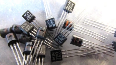 2N3903 GENUINE Motorola NPN Transistor Vintage Color Coded TO-92, 12pcs SHIP USA - Image 1 of 4