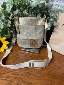 BORSA A TRACOLLA COACH GOLD ALI SIGNATURE PELLE VACANZA PATCHWORK SWINGPACK 42683 - Foto 1 di 22
