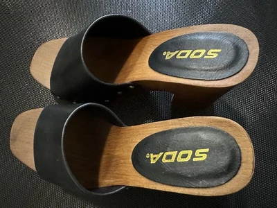 Zuecos para mujer con correa de cuero negro  Foto 1 de 4