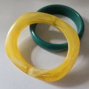 Set of 2 Yellow & Green Lucite Bangle Bracelets Vintage Bold Chunky 70s Retro - Picture 1 of 6