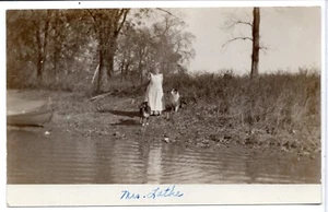 2 HUND RPPC Drehmaschine FRAU Flüsse Rand Collie Wasser AZO Vintage Echtfoto Postkarte - Bild 1 von 2