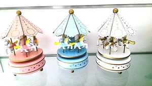 Battesimo Giostrina Legno Girevole Carillon Musicale Cavalli Rosa-Azzurro-Bianco - Foto 1 di 6