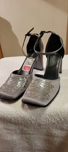 Kenneth Cole Reaction Gray Satin Pumps With Silver Sequin Accents Size 8 M NIB - Picture 1 of 6