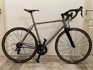 Custom titanium road bike - Picture 1 of 8