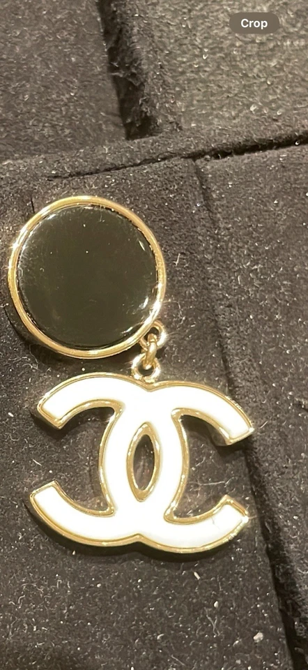 NUEVO EN CAJA PENDIENTES COLGANTES CHANEL 23C CC LOGO ESMALTE NEGRO BLANCO Foto 1 de 1