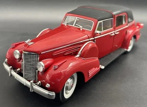 Signature 1938 Cadillac V16 Fleetwood 1:18 Scale Die Cast Car Model Red - Picture 1 of 21