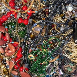 Junk Jewelry Lot - Vintage- Mod Wear, Parts, Repair 2 Lb - Picture 1 of 6