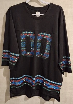 Camiseta estilo camisa futebol tribal colorida On the Byas preta nova com etiquetas GG - Imagem 1 de 4