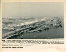1992 Press Photo Ship Port Miami Fl Cruise Capital World Passengers Bridge 8X10