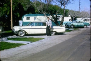 De colección 1965 35 mm extensión - hombre con automóvil Ford Galaxie 500, cámper - Imagen 1 de 1