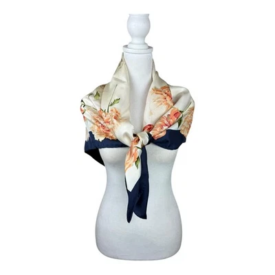 Bufanda de seda Valentino para mujer color crema azul marino borde floral peonía cuadrada hecha en Italia Foto 1 de 4