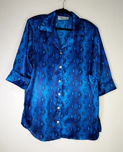 Options by Delta Burke Größe 1X blau Satin Schlangenmuster Kurzarm Knopf Bluse - Bild 1 von 6