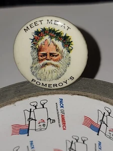 PINBACK PUBLICITARIO VINTAGE NAVIDAD SANTA CLAUS ME ENCUÉNTRAME EN POMEROY'S - Imagen 1 de 9