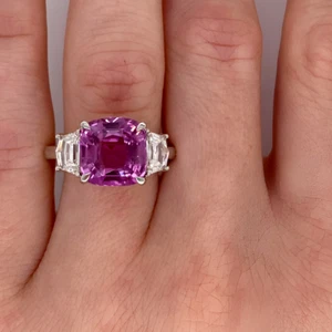 Anello Coltivato in Laboratorio Taglio Cuscino Viola Zaffiro Rosa 6,00 Ct Diamanti Oro Bianco 18K - Foto 1 di 12