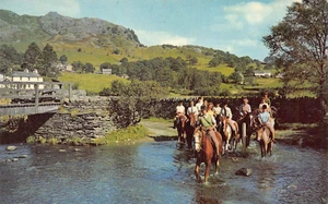 AK Pferd Lake District, England – Reitergruppe im Fluss (8030) - Bild 1 von 2