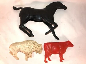 Figuras de plástico vintage de búfalo y vaca de caballo - Imagen 1 de 5