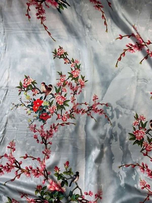 Tela de sarga 100 % seda estampada azul cielo flores de cerezo y pájaros Foto 1 de 4