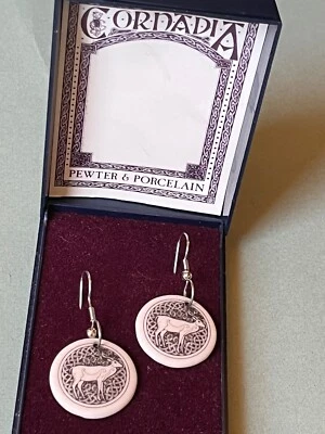 Pendientes colgantes Cornadia de peltre y porcelana redondos crema y disco de gacela negra para Foto 1 de 4