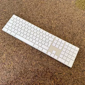 FRENCH Apple Magic Keyboard with numeric keypad - A1843 - wireless - Picture 1 of 7