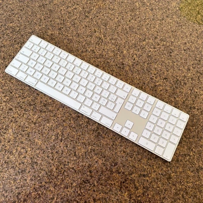FRENCH Apple Magic Keyboard with numeric keypad - A1843 - wireless - Image 1 of 4