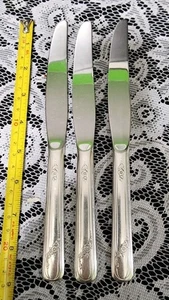 LOTE DE 2 CUCHILLOS DE CENA SÓLIDOS MODERNOS CON MANGO PLATEADO Queen Bes II👸 c1947🍽 - Imagen 1 de 10