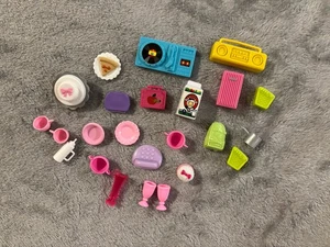 Vintage zu Mod Barbie Ghettoblaster Plattenspieler CD Mikrofon Tassen Flasche Kuchen - Bild 1 von 4