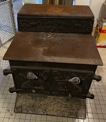Estufa de leña grande McGreggor Co. usada buen estado Foto 1 de 4