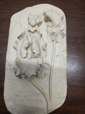 Bajorrelieve Escultura de un Hada y Flores Iridaceae Piedra Artesanal Foto 1 de 4