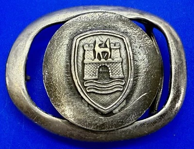 Hebilla de cinturón promocional color plata logotipo Volkswagen Beetle de KEITH SMYKAL N.Y.C Foto 1 de 4