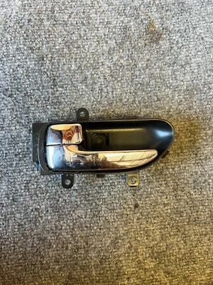 Manija de puerta interior trasera izquierda Nissan Rogue 2011-2014 Foto 1 de 3