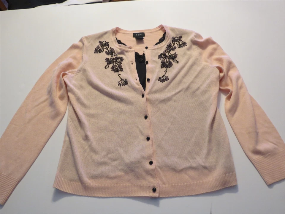Cárdigan RQT Lt Rosa Melocotón con Diseños Florales Negros Talla M Acrílico Foto 1 de 4