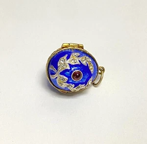 Pequeño colgante antiguo de huevo de apertura de plata de ley esmaltado con rubí - Imagen 1 de 10