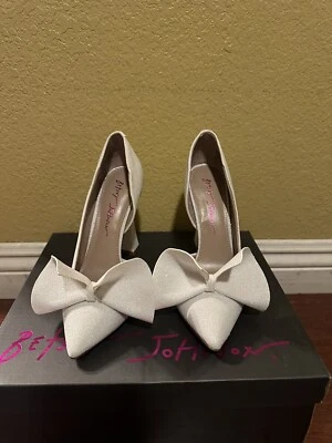 Betsey Johnson 女式高贵象牙色白色高跟鞋 7.5 码全新 — 第 1/4 张图片