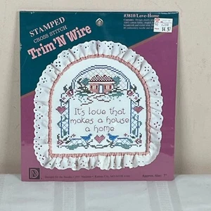 Kit Vintage Timbrato Punto Croce Trim 'n Wire Love Home 1988 Disegni #3810 Nuovo - Foto 1 di 3