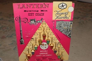40er 50er Jahre Tommy Traveler Laterne Nähset Schlüsselanhänger Laden Display, Vintage - Bild 1 von 9