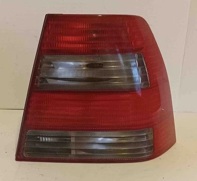 Luz trasera derecha Jetta GLI (VIN M) 2005 usada OEM Foto 1 de 4