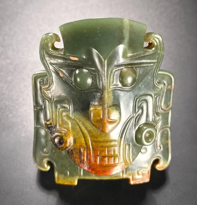 Antiguo colgante chino de jade multicolor con cara de deidad de la cultura Shijiahe Foto 1 de 4