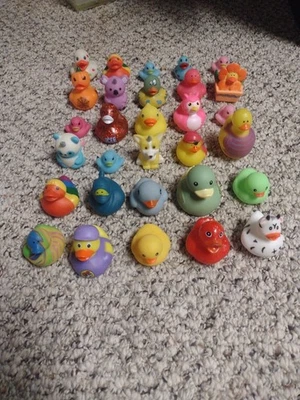 Lote de 30 patos de goma coloridos SURTIDOS TEMAS Y TAMAÑOS  Foto 1 de 4