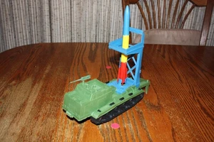 MPC Prime Mover Army Tank with Blue Gantry and Three-Stage Missile - Marx - Picture 1 of 11