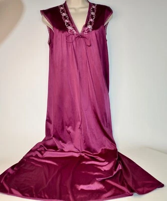 Camisón largo de nailon canesú bordado púrpura real Montgomery Ward talla S Foto 1 de 4