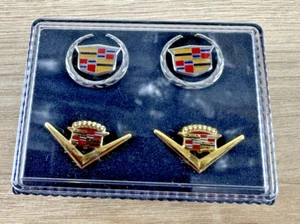 Vintage offizielle klassische Cadillac Kreis Manschettenknöpfe und V Emblem zwei Sets - Bild 1 von 6