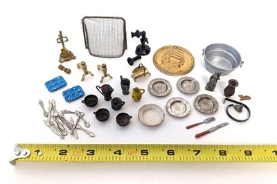 Lote de miniaturas vintage de metal para casa de muñecas (chimenea, utensilios, platos, etc.) Foto 1 de 4